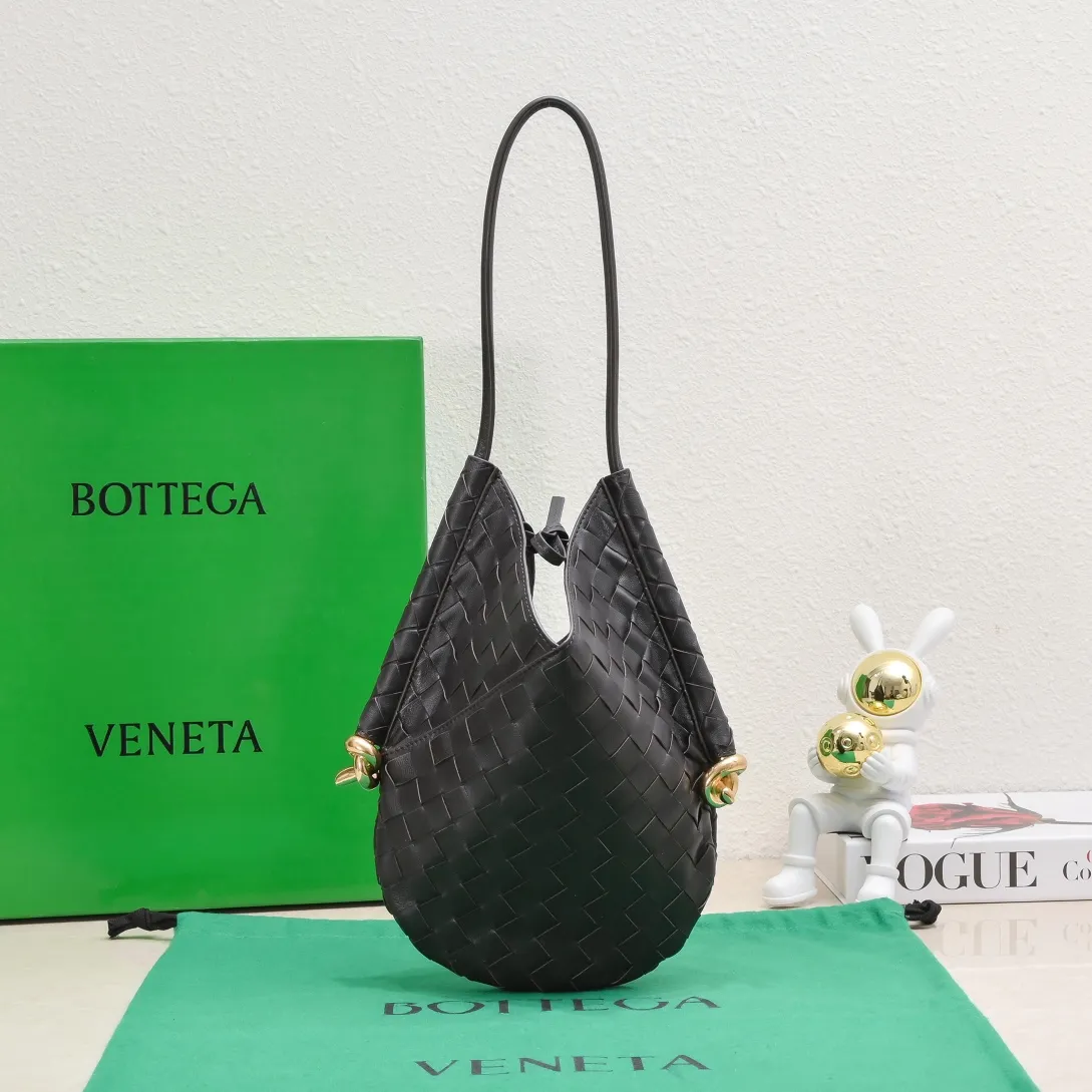 #BottegaVeneta Bottega Veneta Yang Mi's same style Solstice Shoulder Ba's latest bag type also comes with a small bag inside. Very casual style 🔥 High-end, quiet and simple bag from BV show, "Solstice" comes in various colors of dark green, black, ice cream color to present different aesthetics. It is paired with knots made with jewelry-grade craftsmanship. Under the collision of soft leather and metal, it presents a unique sense of high-end. Elegant, casual, unique Style number: 0898 Size: 26*3*30cm